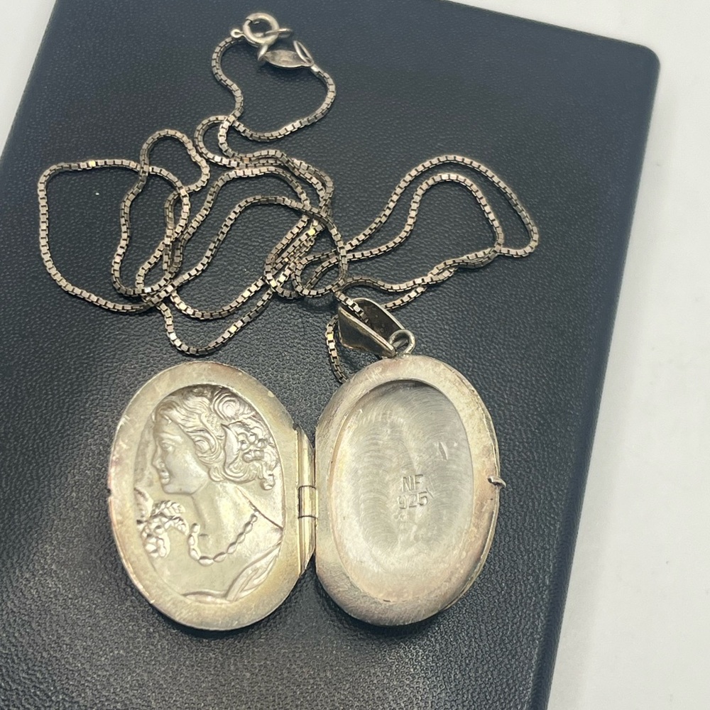1960s Italian repousse Cameo oval locket pendant chain necklace sterling silver - Picture 7 of 16